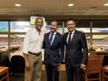 Obama, James Costos y Bartomeu, en el palco durante el Barça - United