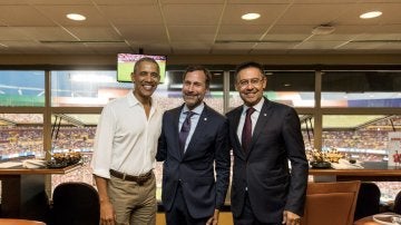 Obama, James Costos y Bartomeu, en el palco durante el Barça - United