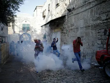 Decenas de heridos en nuevos choques en Al Aqsa entre palestinos e israelíes Decenas de heridos en nuevos choques en Al Aqsa entre palestinos e israelíes