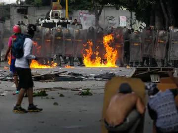 Manifestantes opositores se enfrentan con miembros de la Guardia Nacional Bolivariana Manifestantes opositores se enfrentan con miembros de la Guardia Nacional Bolivariana