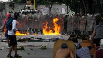 Manifestantes opositores se enfrentan con miembros de la Guardia Nacional Bolivariana