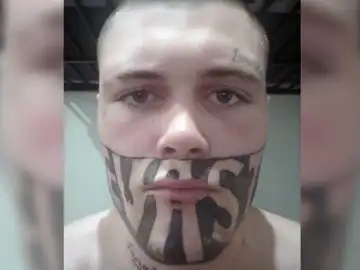 Un tatuaje que cubre más de la mitad de su cara se convierte en su gran problema Un tatuaje que cubre más de la mitad de su cara se convierte en su gran problema