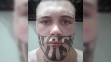  Un tatuaje que cubre más de la mitad de su cara se convierte en su gran problema 