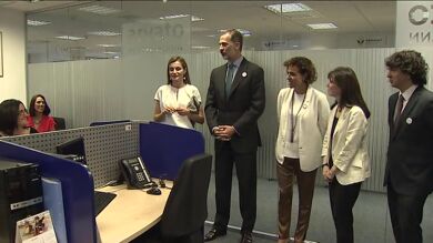 Los Reyes visitan el servicio telefónico contra la violencia de género