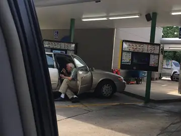 La emotiva muestra de amor de un octogenario a su mujer La emotiva muestra de amor de un octogenario a su mujer