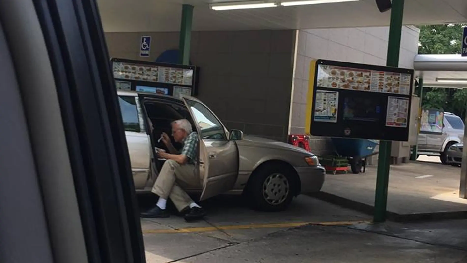 La emotiva muestra de amor de un octogenario a su mujer La emotiva muestra de amor de un octogenario a su mujer