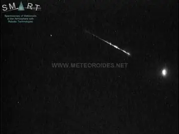 Captura del asteroide cruzando el cielo Captura del asteroide cruzando el cielo