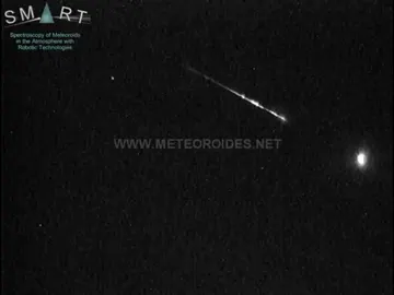 Captura del asteroide cruzando el cielo Captura del asteroide cruzando el cielo