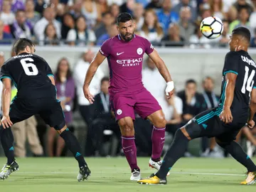 Agüero intenta avanzar con el balón ante la defensa de Nacho y Casemiro Agüero intenta avanzar con el balón ante la defensa de Nacho y Casemiro