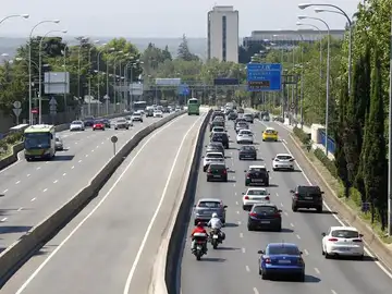 Coches circulando por la carretera Coches circulando por la carretera