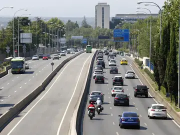 Coches circulando por la carretera Coches circulando por la carretera
