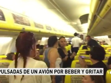 Un grupo de chicas procedente de Alicante es expulsado de un avión por beber alcohol y gritar Un grupo de chicas procedente de Alicante es expulsado de un avión por beber alcohol y gritar