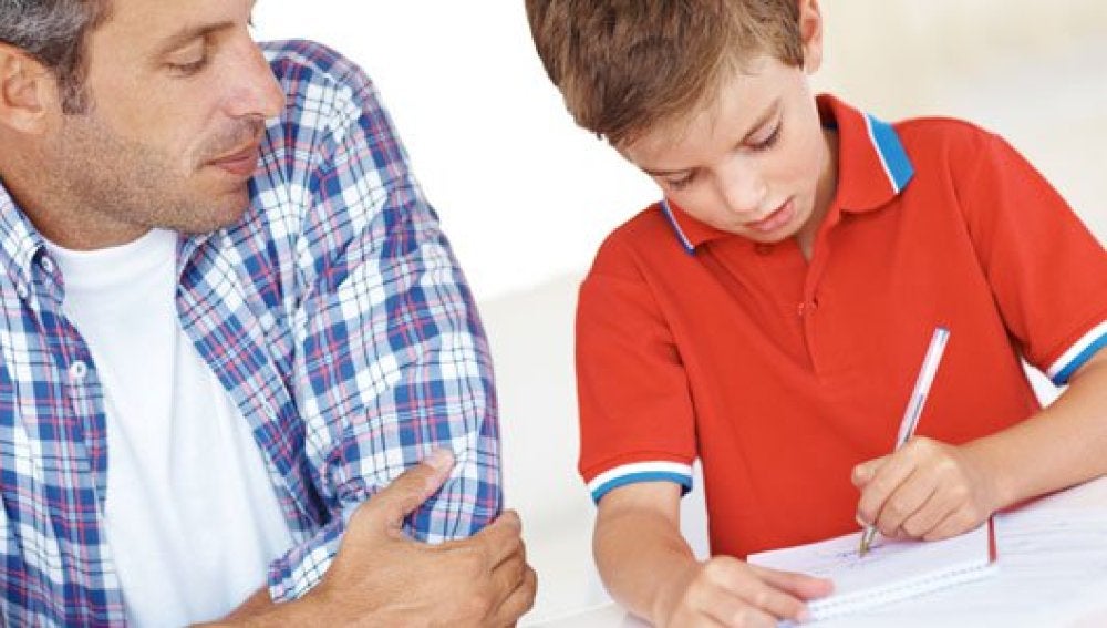 Niño estudia con su padre
