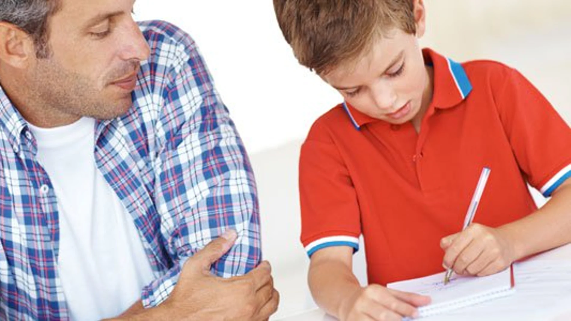 Niño estudia con su padre Niño estudia con su padre