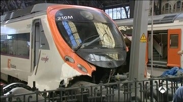 Decenas de heridos al chocar un tren contra el tope final de la vía en la estación de Francia de Barcelona