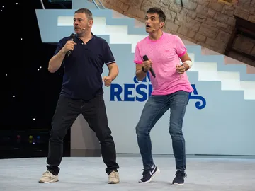 Miki Nadal y Luis Larrodera estrenan el karaoke más loco de ‘Me Resbala’ Miki Nadal y Luis Larrodera estrenan el karaoke más loco de ‘Me Resbala’