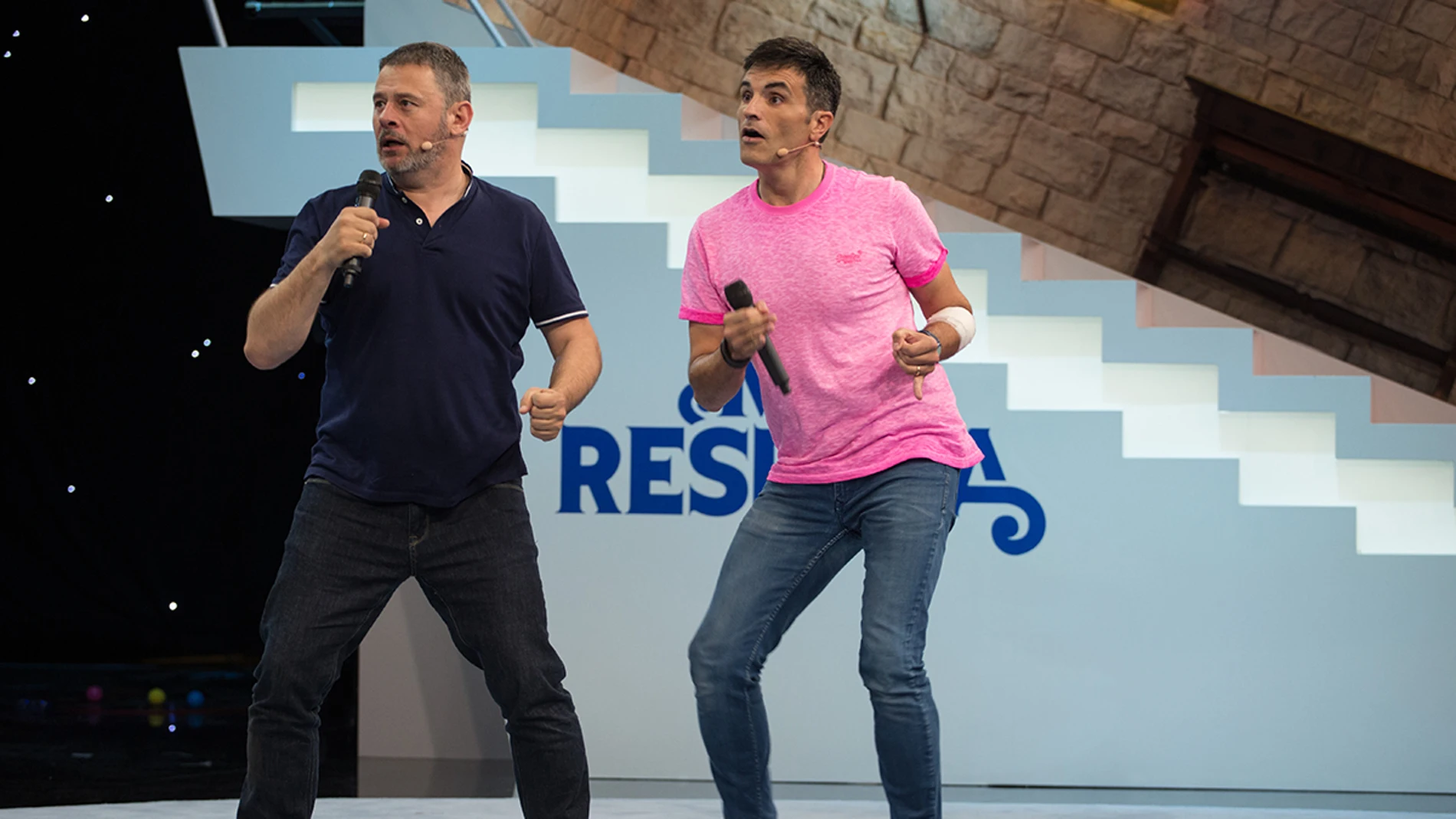 Miki Nadal y Luis Larrodera estrenan el karaoke más loco de ‘Me Resbala’ 
