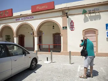 Bar de la estación de Pizarra (Málaga), desapareció la menor de 3 años Bar de la estación de Pizarra (Málaga), desapareció la menor de 3 años