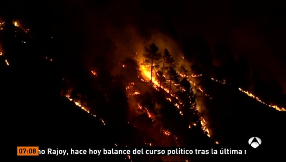 Sin control el incendio de Albacete que ya ha provocado el desalojo de 200 personas