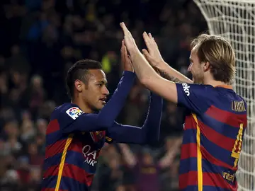 Rakitic felicita a Neymar tras un gol del Barcelona Rakitic felicita a Neymar tras un gol del Barcelona