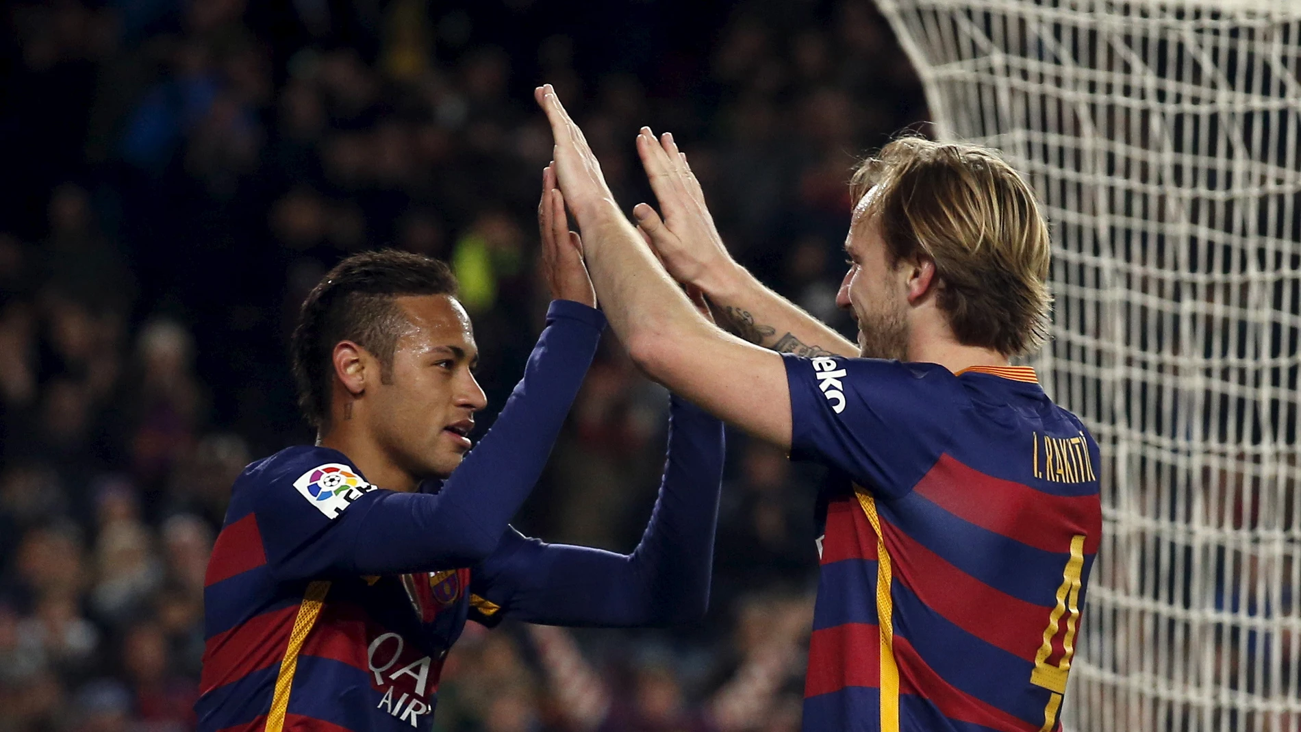 Rakitic felicita a Neymar tras un gol del Barcelona Rakitic felicita a Neymar tras un gol del Barcelona