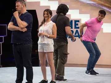 Los invitados de ‘Me Resbala’ juegan al teléfono escacharrado en modo mímica Los invitados de ‘Me Resbala’ juegan al teléfono escacharrado en modo mímica