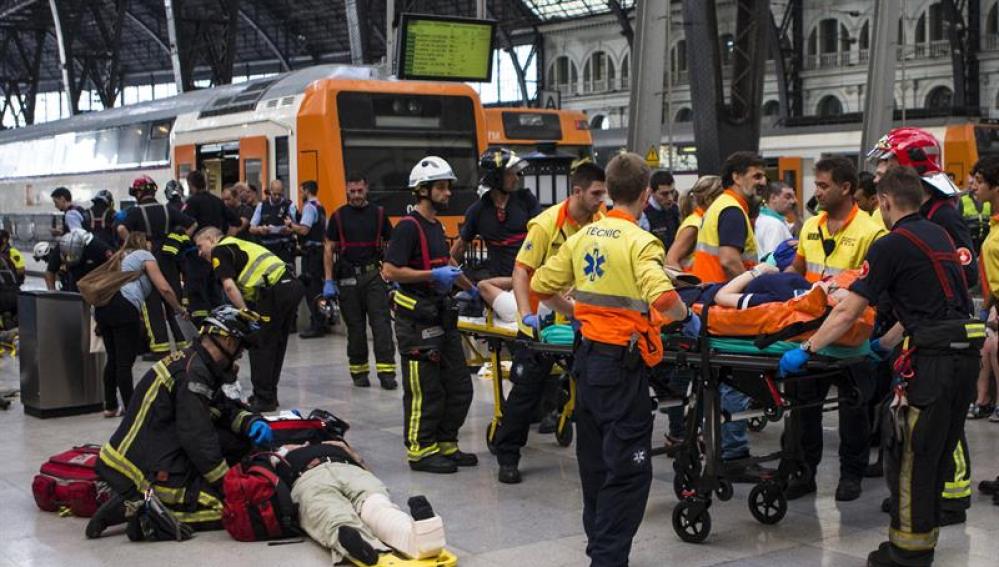 Medio centenar de heridos en el choque de un tren en Barcelona