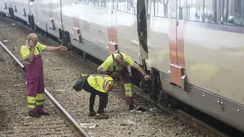 Técnicos de Renfe revisan el tren accidentado en Barcelona Técnicos de Renfe revisan el tren accidentado en Barcelonae