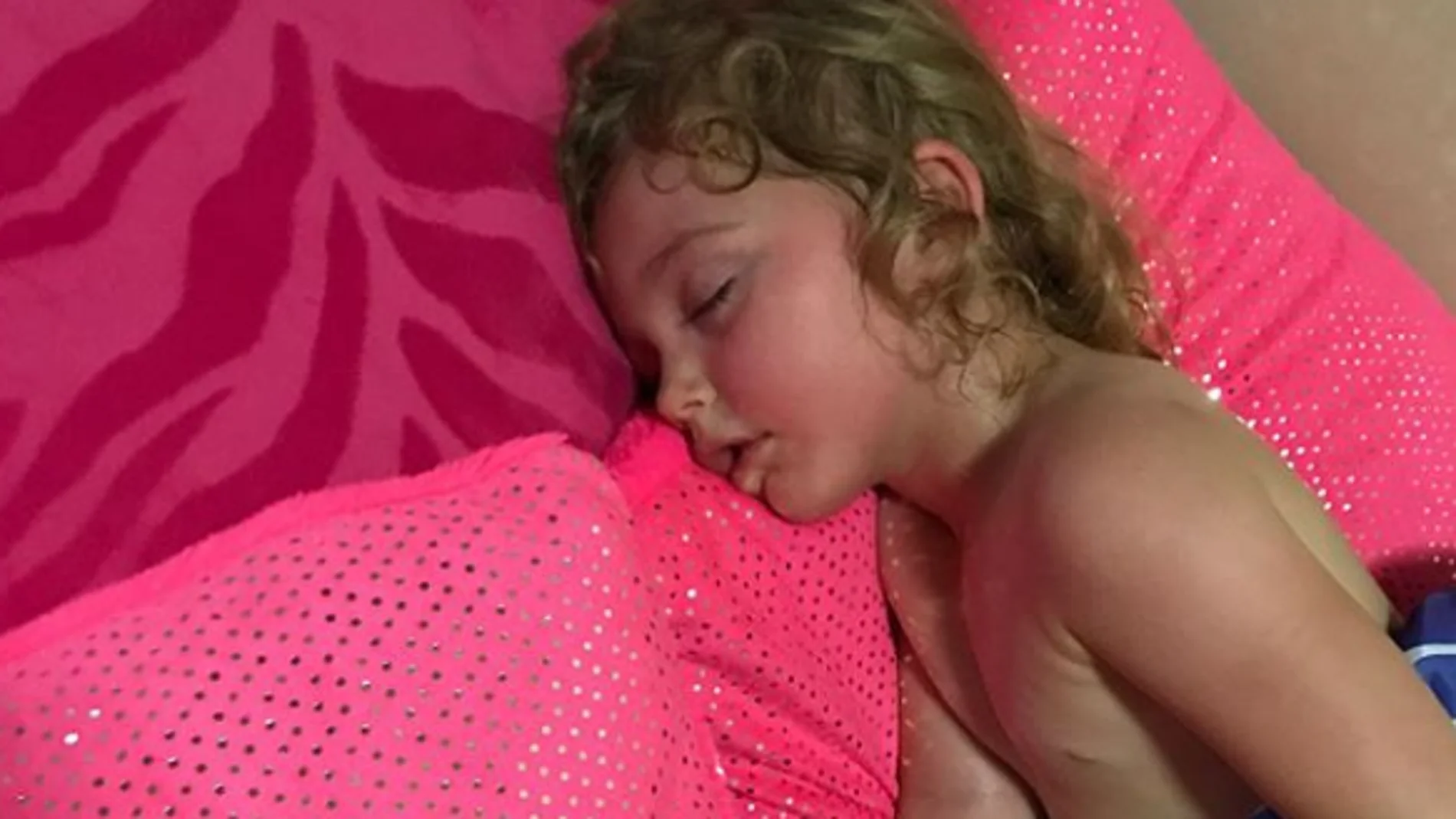 Una madre no puede despertar a su hija y no se imagina la causa Una madre no puede despertar a su hija y no se imagina la causa