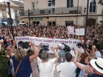 Centenares de personas se concentran en el centro de Maracena en apoyo a Juana Rivas