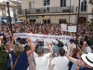Centenares de personas se concentran en el centro de Maracena en apoyo a Juana Rivas Centenares de personas se concentran en el centro de Maracena en apoyo a Juana Rivas