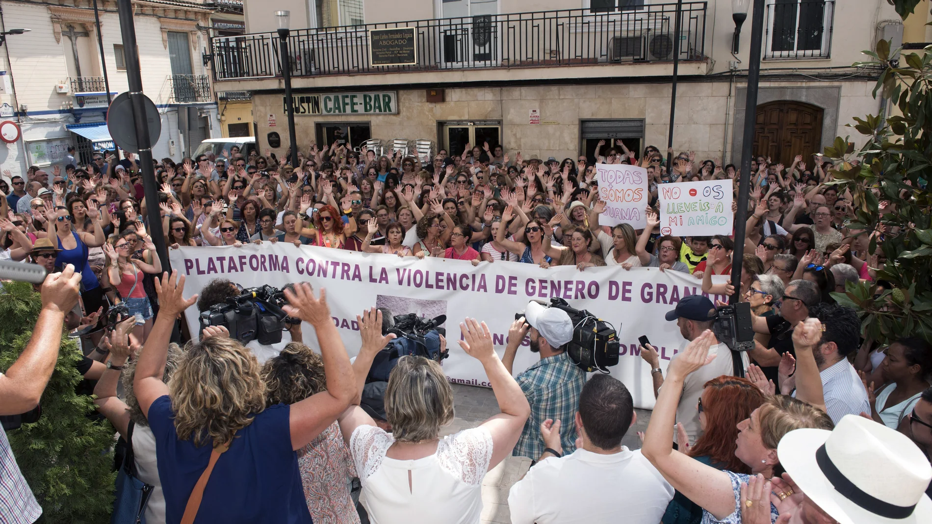 Centenares de personas se concentran en el centro de Maracena en apoyo a Juana Rivas Centenares de personas se concentran en el centro de Maracena en apoyo a Juana Rivas