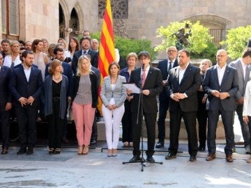 Carles Puigdemont junto a los miembros del gobierno catalán