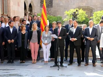 Carles Puigdemont junto a los miembros del gobierno catalán Carles Puigdemont junto a los miembros del gobierno catalán