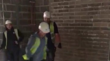 Un electricista pega una patada a una cañería