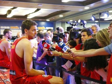 Pau Gasol habla con los medios de comunicación