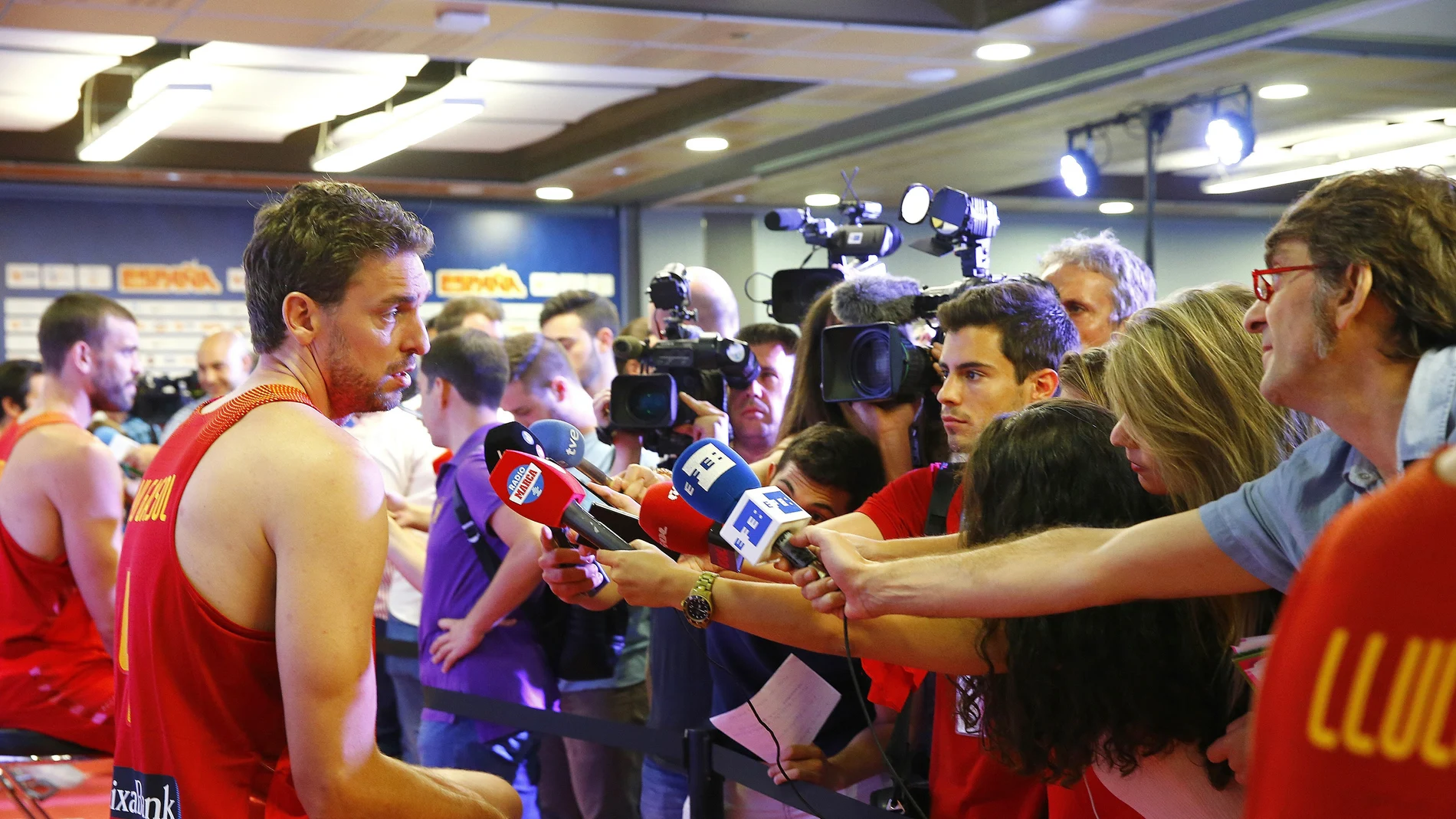 Pau Gasol habla con los medios de comunicación Pau Gasol habla con los medios de comunicación