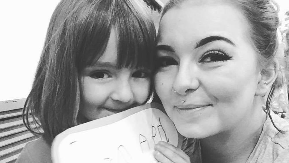 Caitlin junto a su hija de 5 años que le salvó la vida