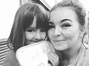 Caitlin junto a su hija de 5 años que le salvó la vida Caitlin junto a su hija de 5 años que le salvó la vida