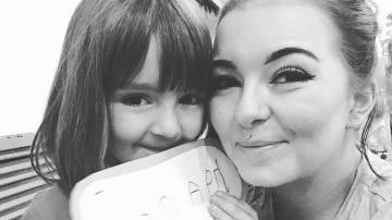 Caitlin junto a su hija de 5 años que le salvó la vida