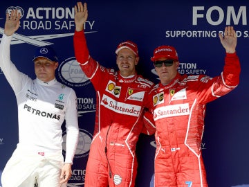 Vettel saluda al público en Hungría con Raikkonen y Bottas