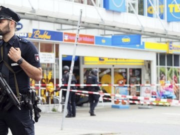 a policía monta guardia frente al supermercado atacado en Hamburgo