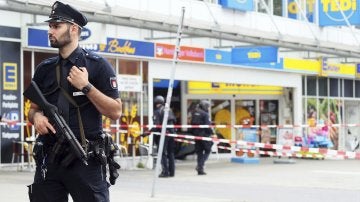 a policía monta guardia frente al supermercado atacado en Hamburgo