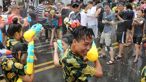 Contra el calor, agua para todos (29-07-2017) Surcoreanos y turistas rocían agua con cañones de agua durante un evento anual del Festival de armas de agua de Sinchon en Seúl, Corea del Sur.