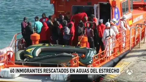 Patera llegando al Estrecho de Gibraltar Patera llegando al Estrecho de Gibraltar