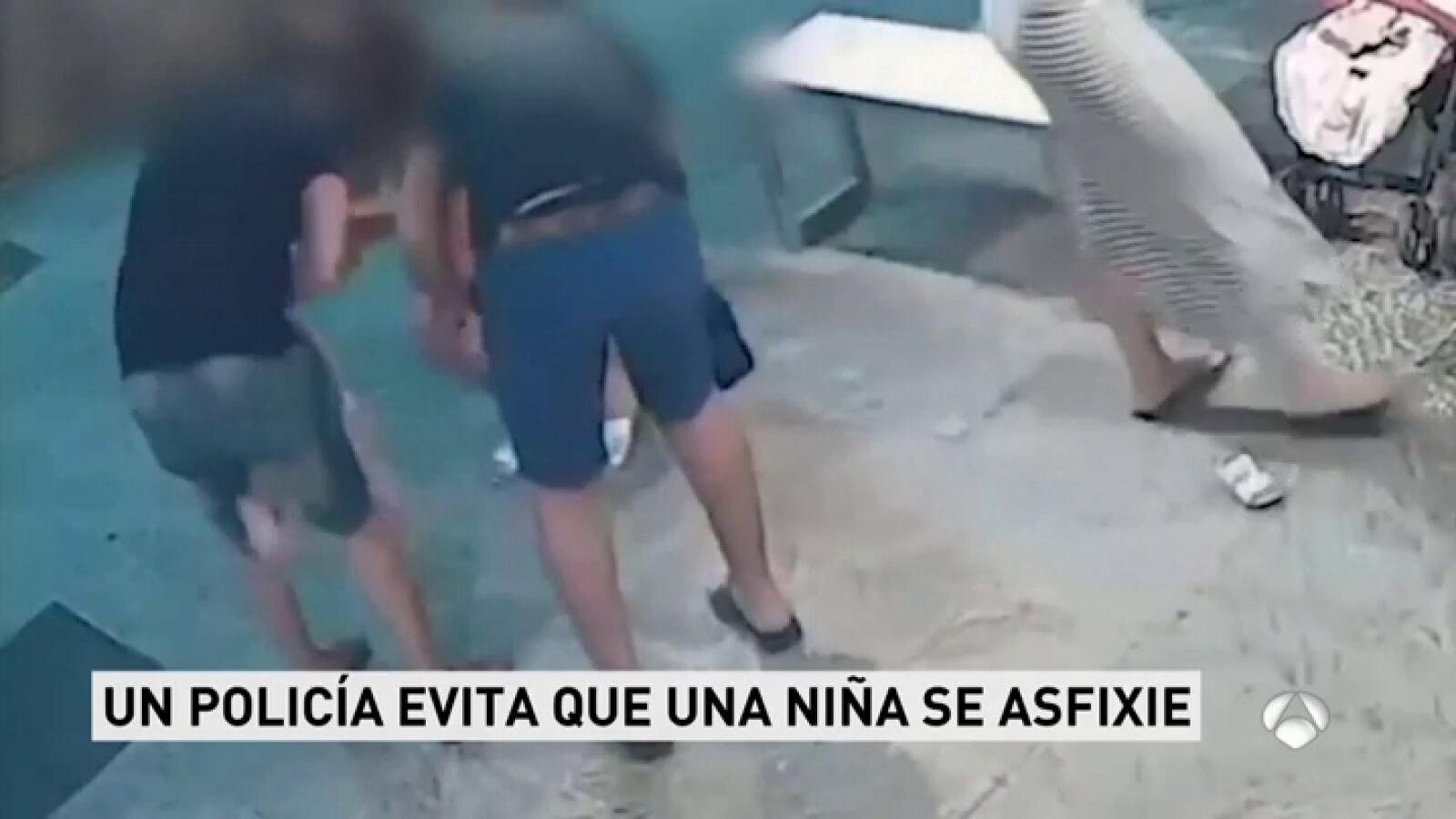 Un policía fuera de servicio salva la vida de una niña atragantada con un trozo de hamburguesa 