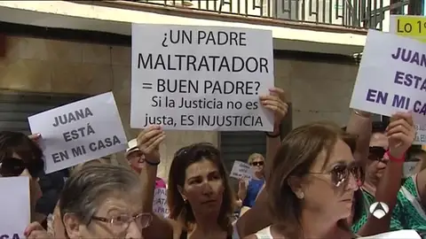 El caso de Juana Rivas pasa a la vía penal y tendrá que comparecer en el juzgado el próximo 8 de agosto El caso de Juana Rivas pasa a la vía penal y tendrá que comparecer en el juzgado el próximo 8 de agosto