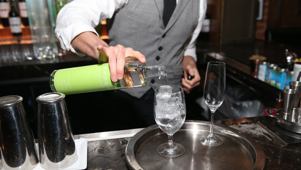 Camarero sirviendo copas en un pub