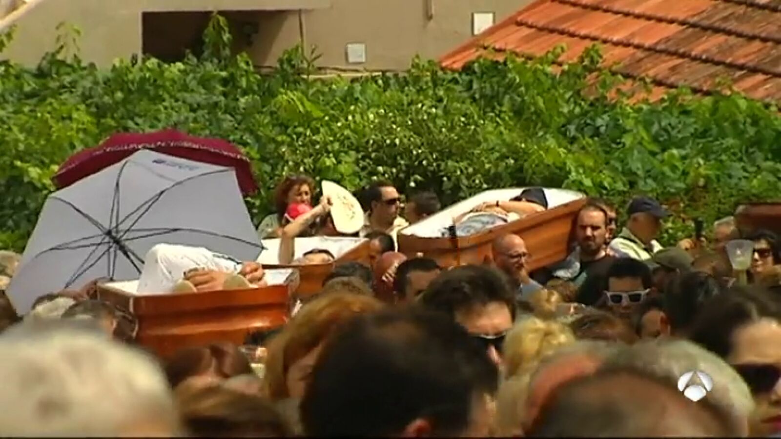 Los vecinos de la localidad gallega de As Neves celebran Santa Marta con una de las procesiones más pintorescas del mundo