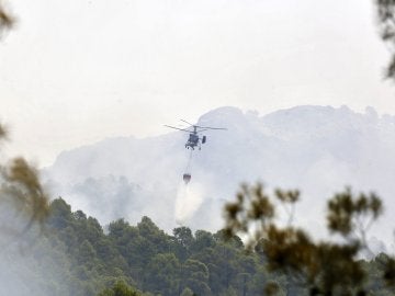 Un helicóptero lanza agua sobre el incendio de Yeste en Albacete